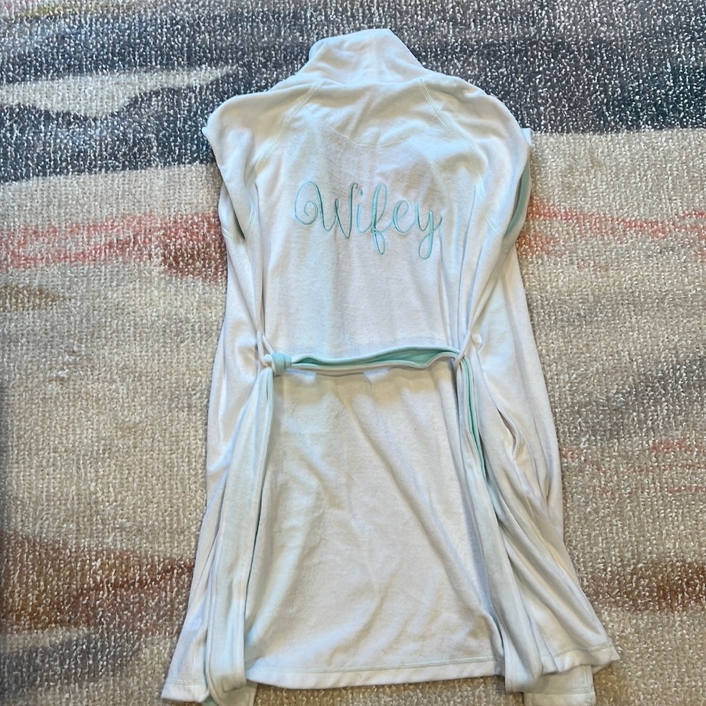 Pre-Owned Betsey Johnson Wifey cap sleeve robe